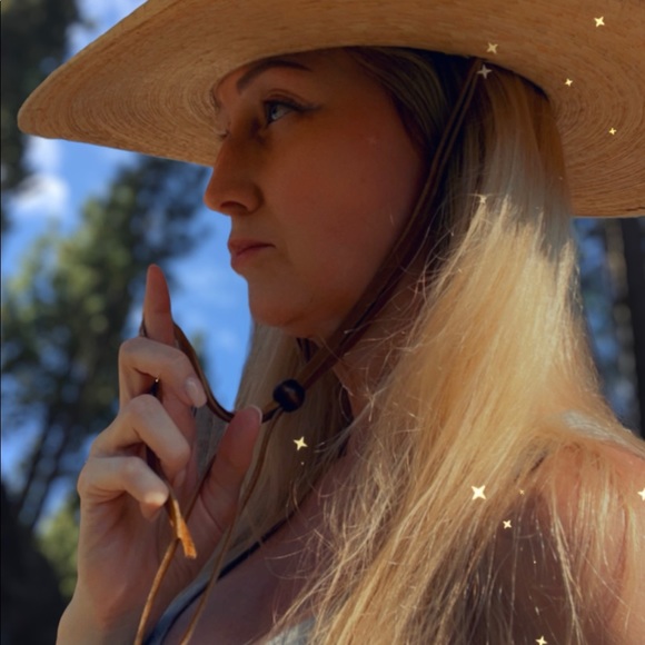 Meet your Posher, Deana👸🏼 - Picture 1 of 1